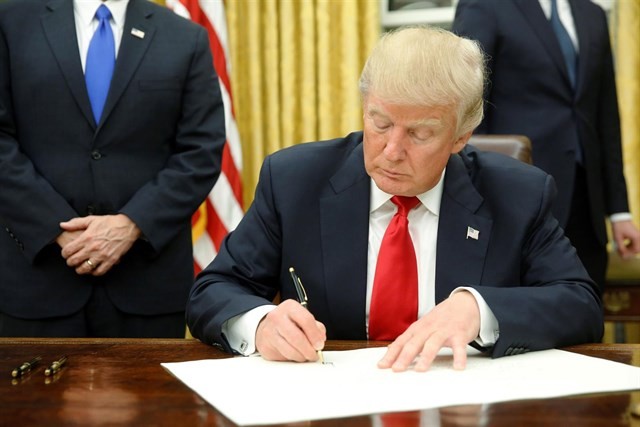 Trump firma