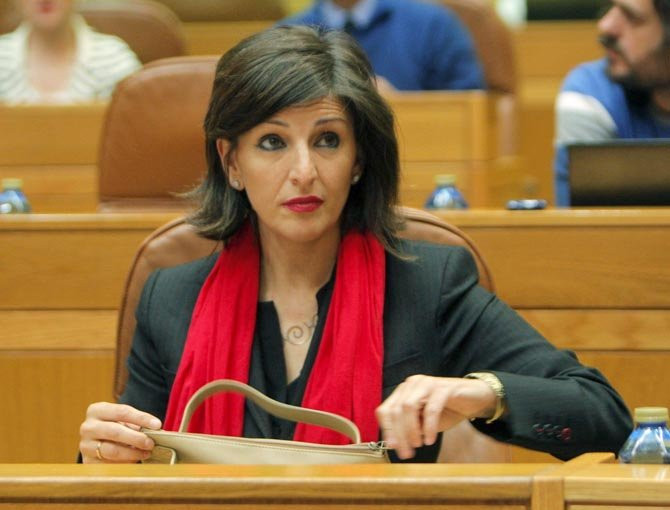 Yolanda DC3ADaz en su escaC3B1o del Parlamento gallego en la C3BAltima sesiC3B3n del control al Gobierno