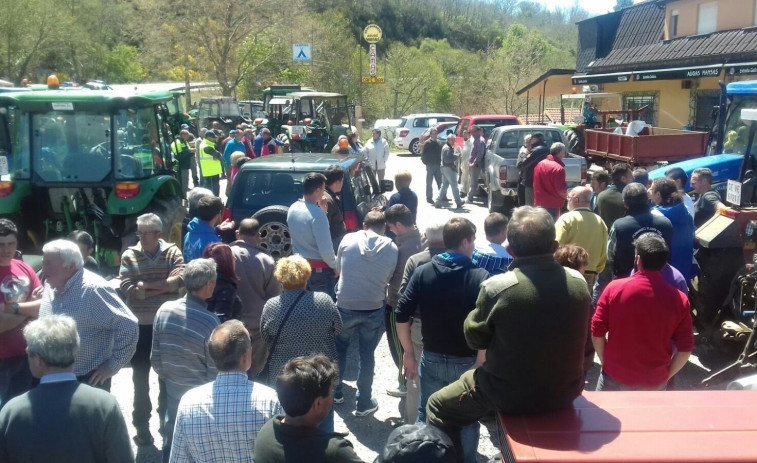 Tractorada en Viana do Bolo para denunciar la falta de apoyo de la Xunta tras las heladas