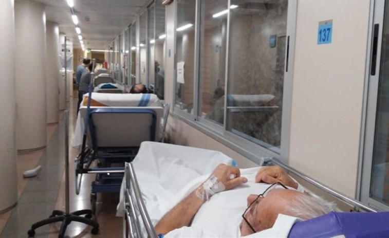 Decenas de pacientes esperando el ingreso en planta por el colapso de las Urgencias del CHUS