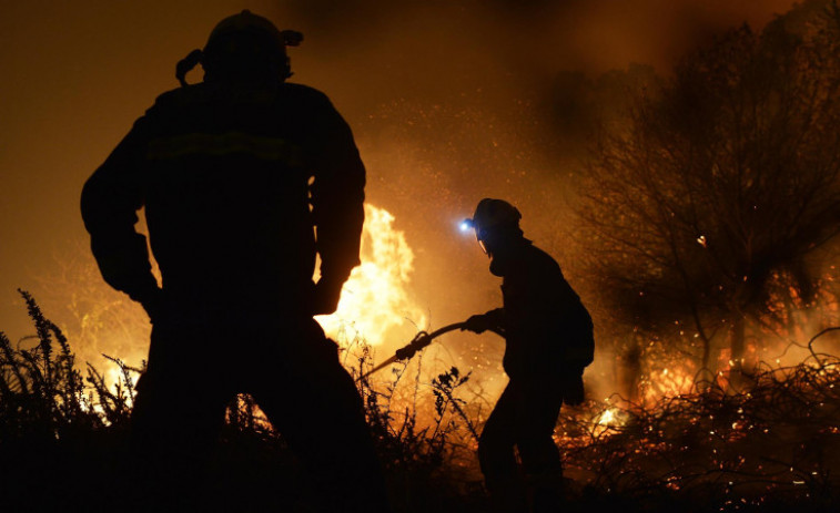 Un incendio que obligó a desalojar una aldea en Viana do Bolo superó las 360 hectáreas