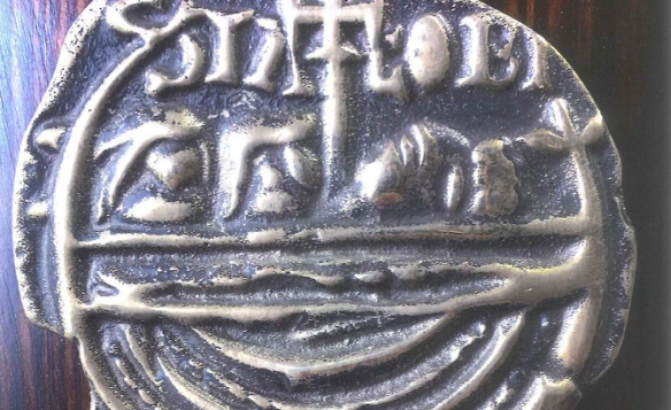 Replican en piedra una moneda xacobea que recuerda el paso de los restos del Apóstol por O Grove