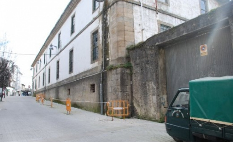 ​La Policía Local de Lugo cierra con cadenas y candados el antiguo cuartel de San Fernando