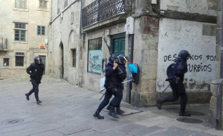 Un detenido y cargas policiales en una protesta por el cierre de un local okupa en Santiago