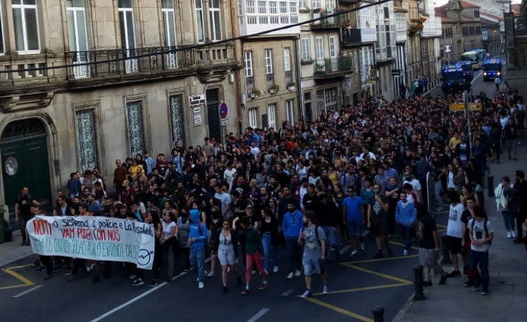 ​Tensión, pero sin disturbios en una nueva protesta en Santiago por el desalojo