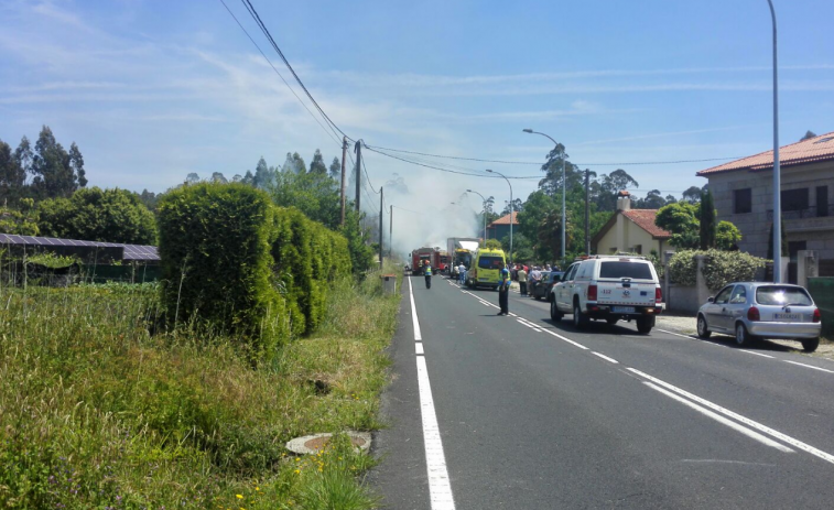 ​Mueren dos personas en una aparatosa colisión en Rianxo