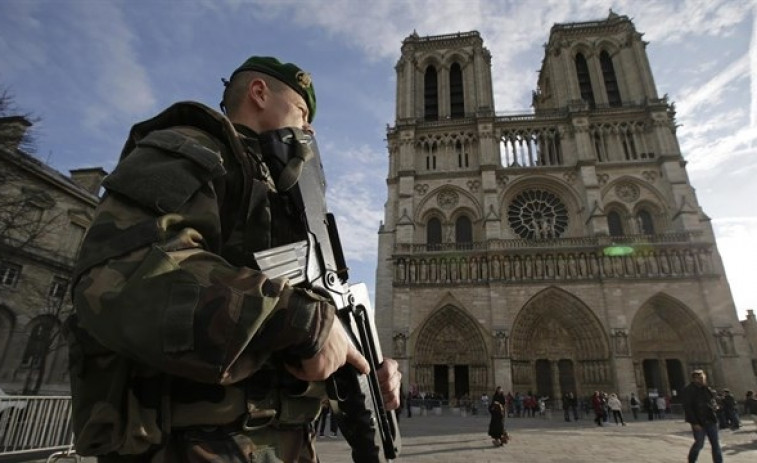 La policía francesa dispara a un hombre que atacó a un agente en Notre Dame