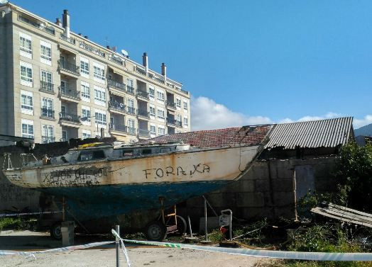​Un incendio calcina por completo el astillero de Casqueiro en Moaña