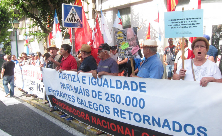 Entregan 14.000 firmas en el Parlamento gallego contra los recortes en las pensiones