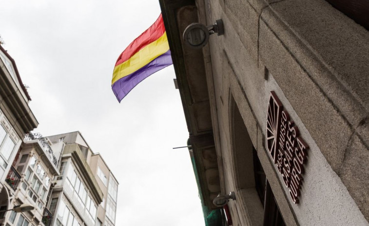 Ferreiro defiende la legalidad de la bandera republicana en el Museo Casares Quiroga
