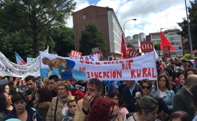 Padres y alumnos protestan en Santiago contra el cierre de centros educativos
