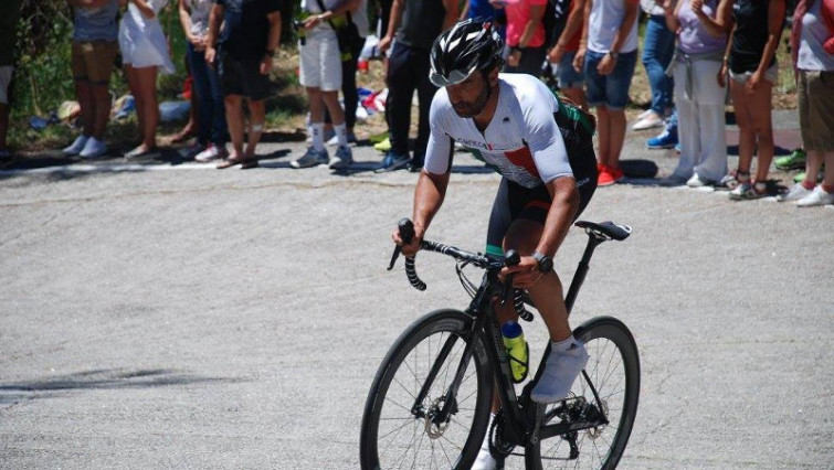 Dos jóvenes devuelven a Ezequiel Mosquera una cartera con una importante suma de dinero