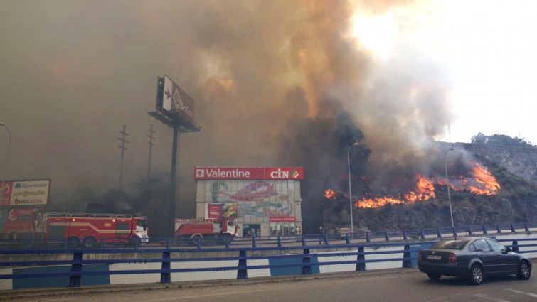 El incendio forestal pegado al Marineda City quedó extinguido con menos de 4 hectáreas