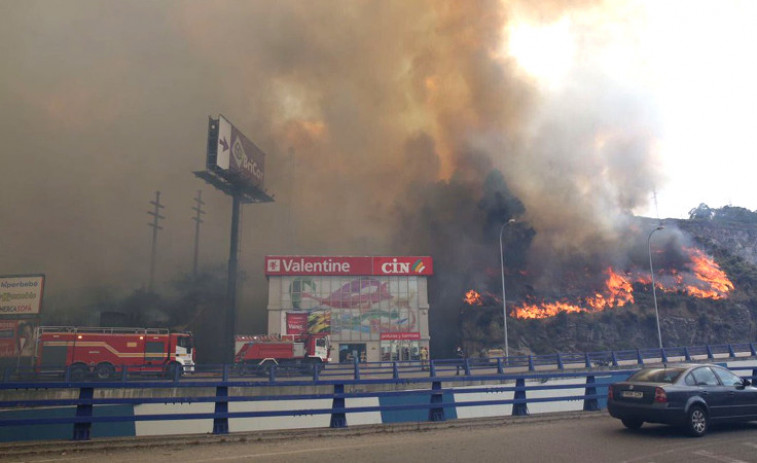 El incendio forestal pegado al Marineda City quedó extinguido con menos de 4 hectáreas