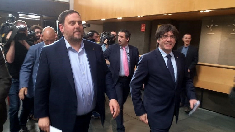 El Parlamento catalán maniobra para tramitar de urgencia el referéndum y la desconexión