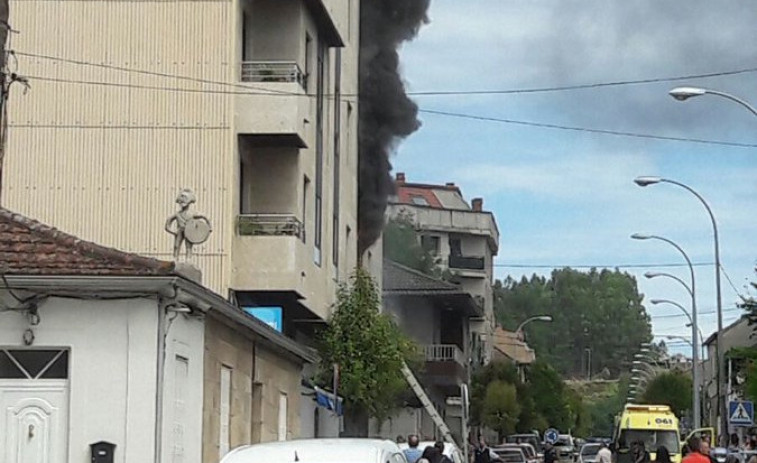 Desalojado un edificio en Salvaterra por un incendio en la primera planta