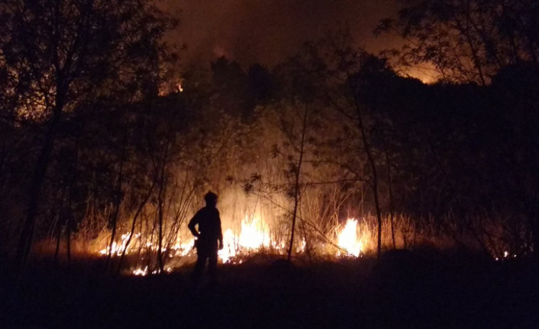 Más de 220 hectáreas ardidas y casas amenazadas por dos incendios forestales en Monterrei