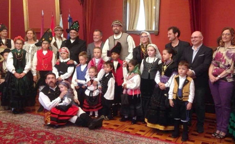 Martiño Noriega celebra el Día do Traxe Galego con sus mayores valedores