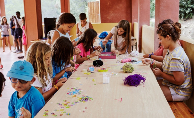 La Caixa alegra las vacaciones a 40 menores en situación vulnerable de A Coruña