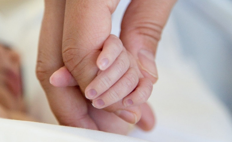Menos de 300 bebés nacidos este año en Galicia llevan antes el apellido de la madre