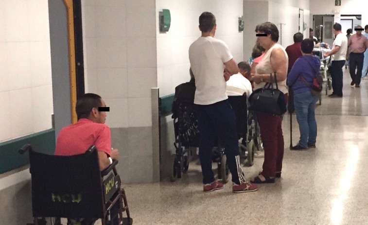 Pacientes en los pasillos del Clínico de Santiago y camas que siguen cerradas