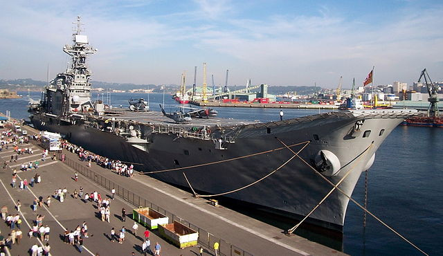 El portaaviones Príncipe de Asturias sale por última vez de Ferrol