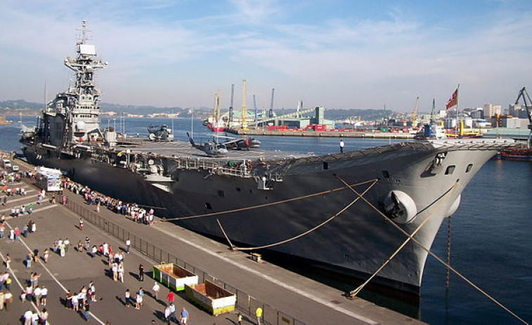 El portaaviones Príncipe de Asturias sale por última vez de Ferrol