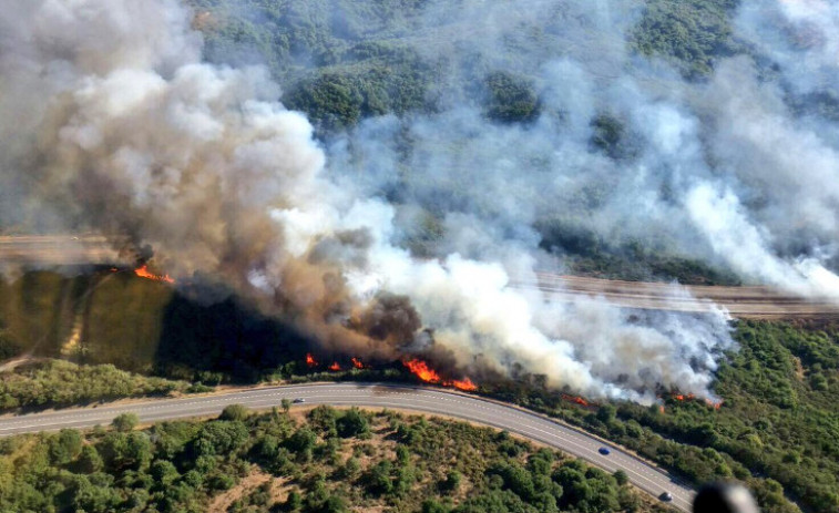 Extinguido el incendio forestal que obligó a cortar la autovía A-52