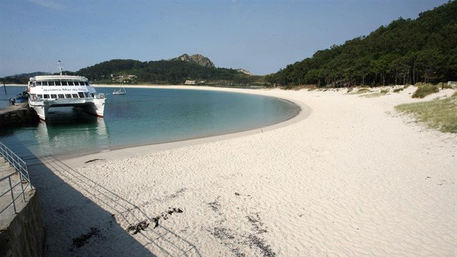 Segunda jornada de caos en los viajes a las Cíes, con cientos de turistas afectados