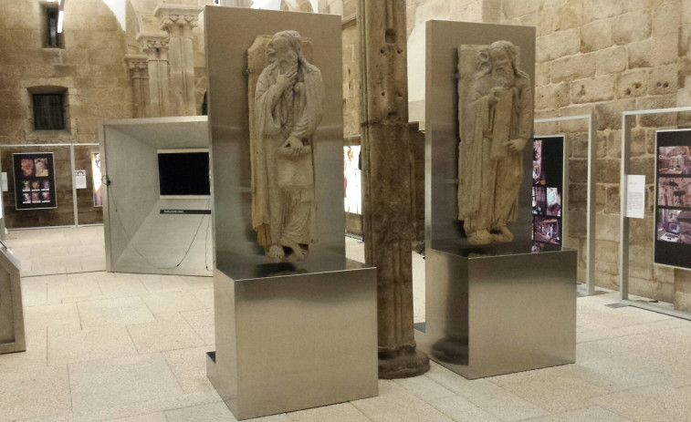 Las esculturas en granito de los profetas Enoc y Elías, originalmente incluidas en la fachada occidental de la Catedral de Santiago y datadas alrededor de 1188, se incorporan a los contenidos del Espacio Divulgativo del Pórtico de la Gloria