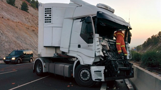 El accidente de un camión en la salida de la SC-20 provoca retenciones