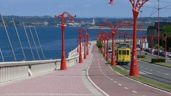 Un accidente en el paseo marítimo de A Coruña deja cuatro jóvenes heridos