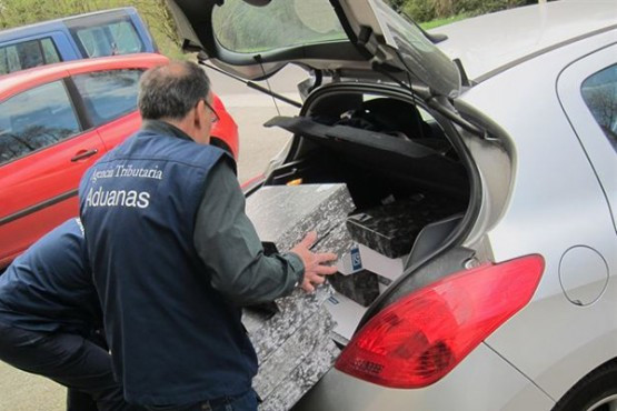O Servizo de Vixilancia Aduaneira analiza a documentación intervida na ‘Operación Cóndor’