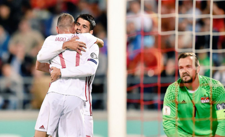 El Celta felicita a Aspas por su doblete con la selección