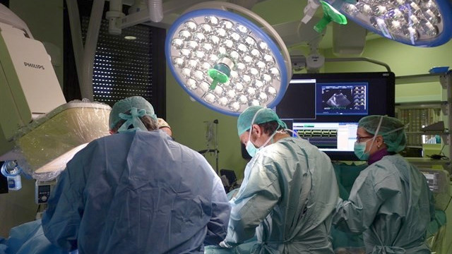 ​Cirujanos del Chuvi implantan a una mujer con un tumor parte de la caja torácica hecha de titanio