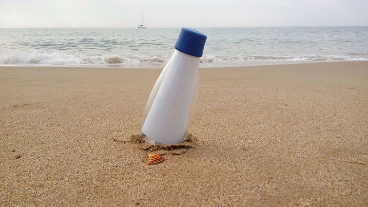 Un mensaje en una botella recorre la costa española en favor de la salud de los océanos