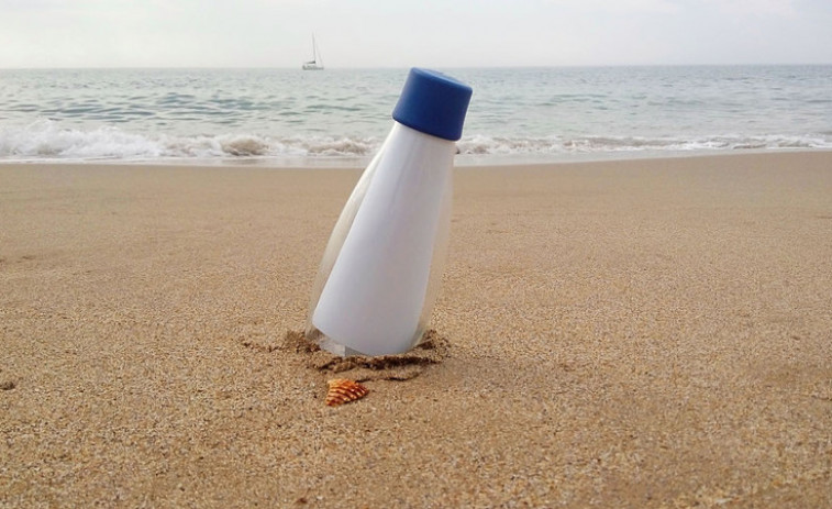 Un mensaje en una botella recorre la costa española en favor de la salud de los océanos