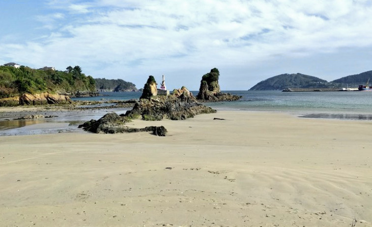 Los vecinos de la playa de Covas piden un paso más tras el trasvase de arena