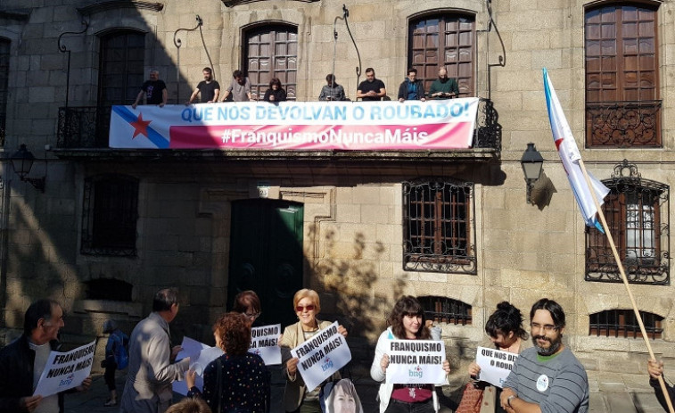 Una manifestación para arrebatar la Casa Cornide de manos de los Franco