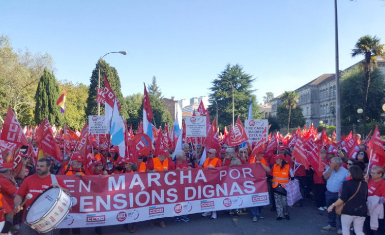 Marcha multitudinaria en Compostela por unas pensiones 
