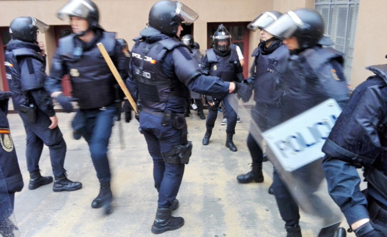Solo los cargos del PP respaldan desde Galicia la actuación policial en Cataluña