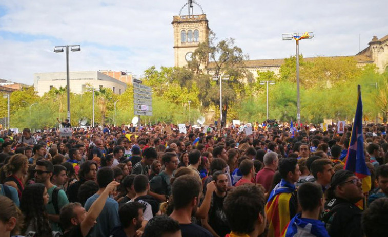 Miles de catalanes participan en las manifestaciones contra la actuación policial