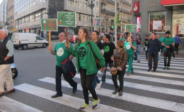 Protestas en pasos de peatons de Vigo contra el repunte de los desahucios en Galicia