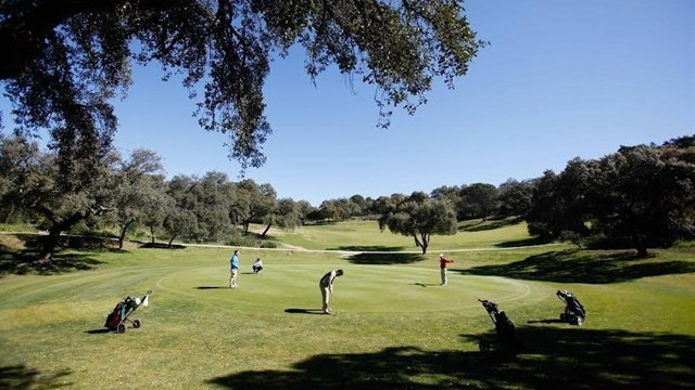 Los ecos de los pelotazos urbanísticos resuenan en un proyecto de campo de golf en Baiona