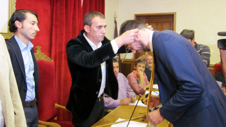 Vázquez Padín asume la alcaldía de Tui con el aval del PP