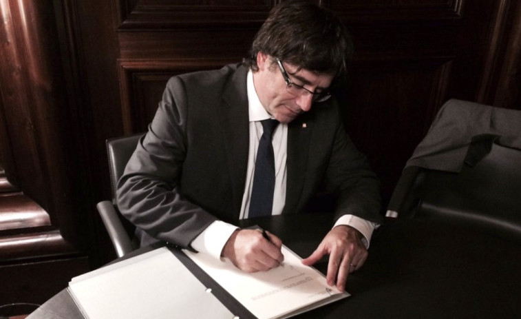 Puigdemont responde a Rajoy amenazando con declarar la independencia diferida