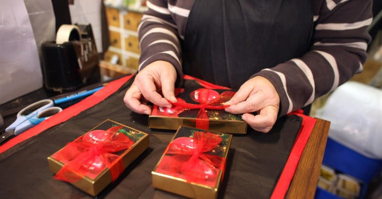 ​La mayoría de españoles pone de límite 200 euros para regalos navideños