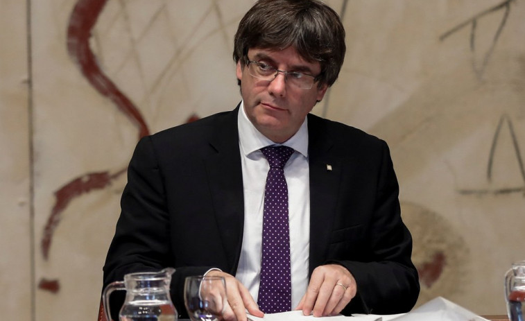 Puigdemont no asume el cese y pide a los catalanes defender la independencia