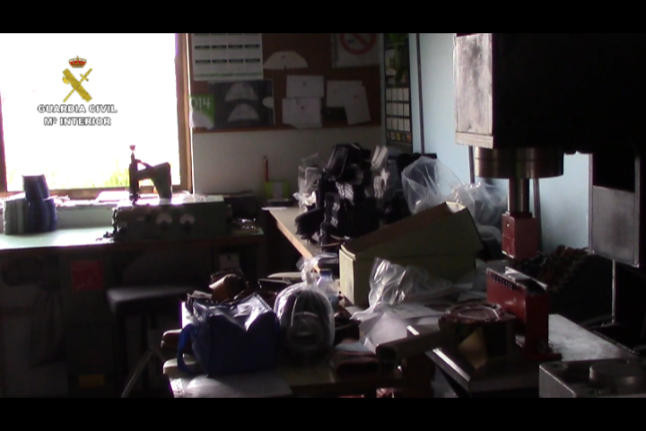 Desmantelado un grupo dedicado a la venta de ropa y calzado falsificado procedente de Portugal