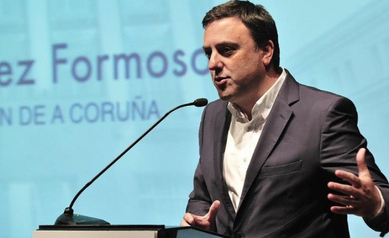 González Formoso defiende que comparece en el Parlamento por 